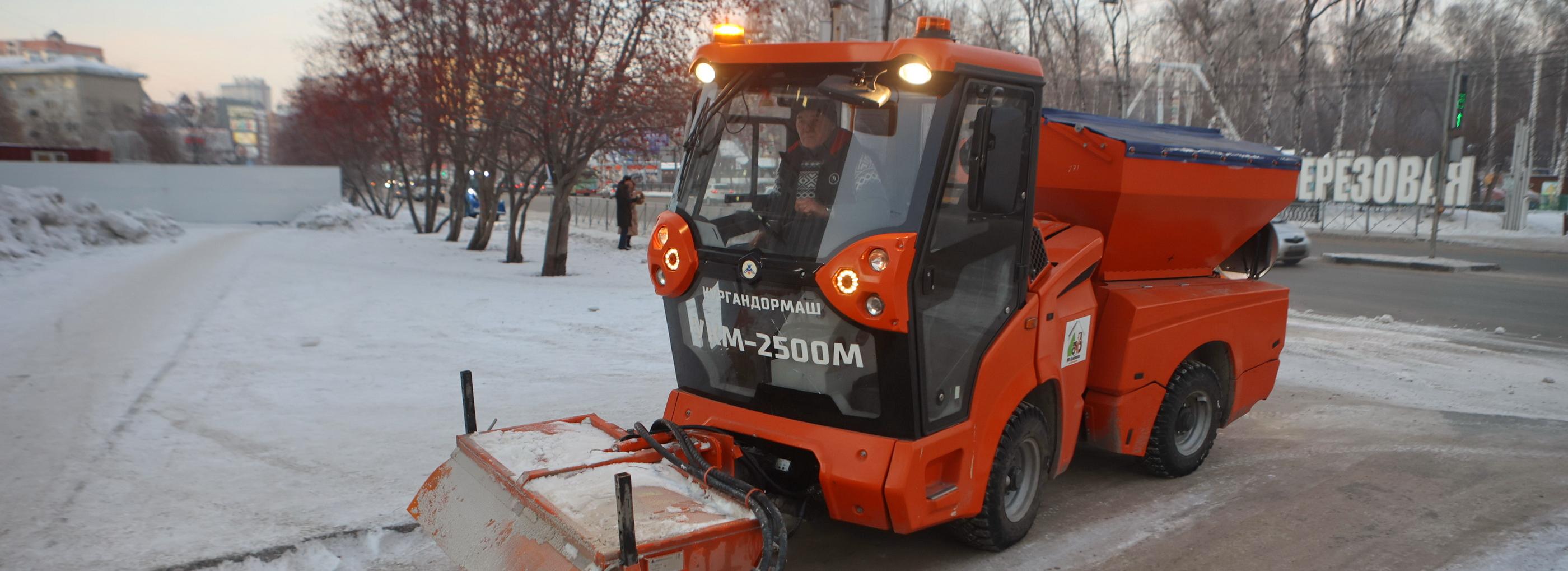 Новая техника вышла на уборку Дзержинки: исчезли метровые сугробы у дорог