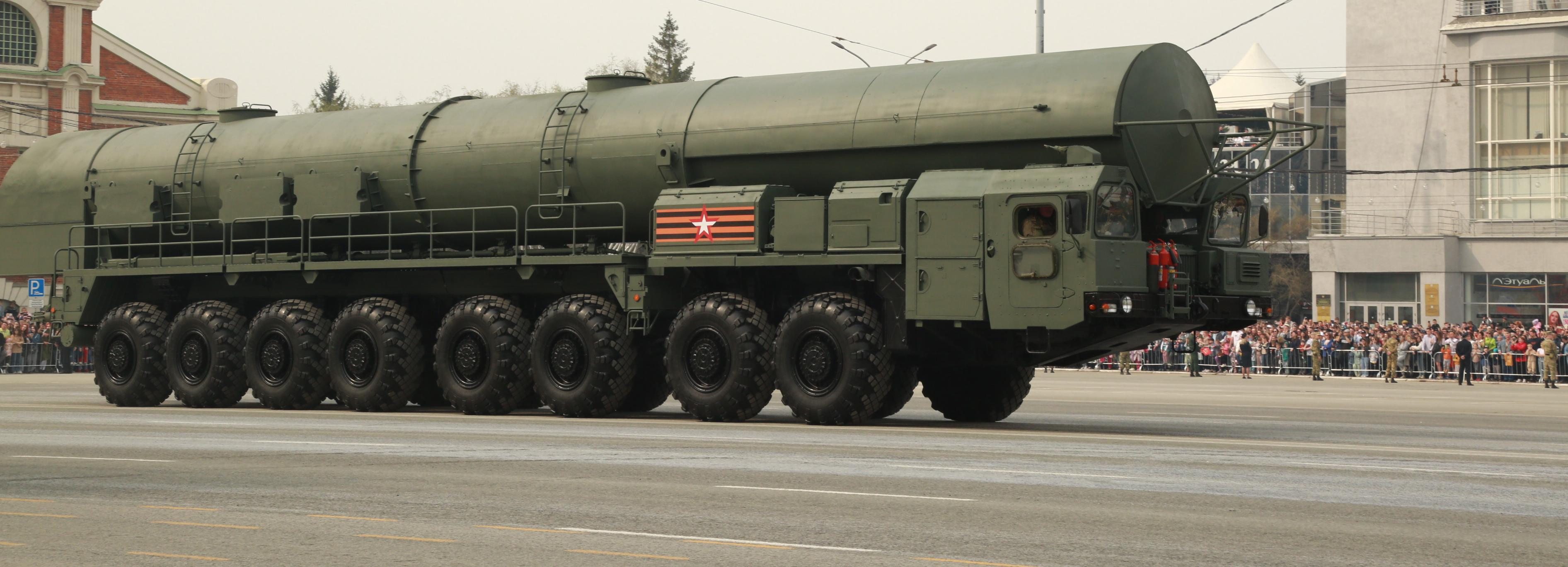 Новосибирск отметил День Победы военным парадом: 40 праздничных кадров