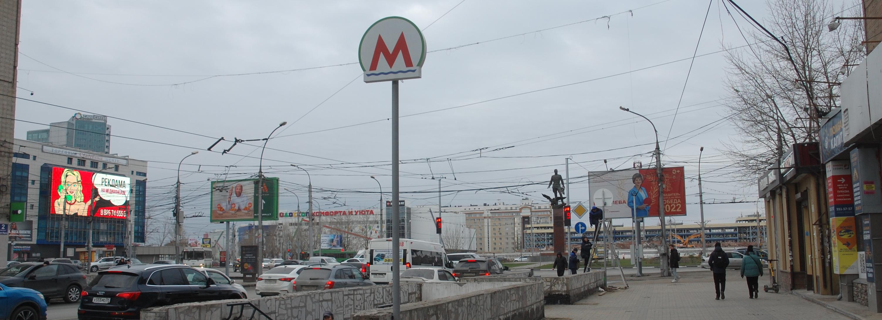 Новые светящиеся указатели смонтировали у входов в метро на Маркса