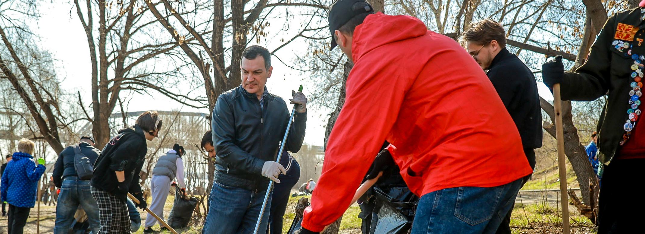 Мэр Кудрявцев вышел с граблями в будущий парк «Чемской берег»