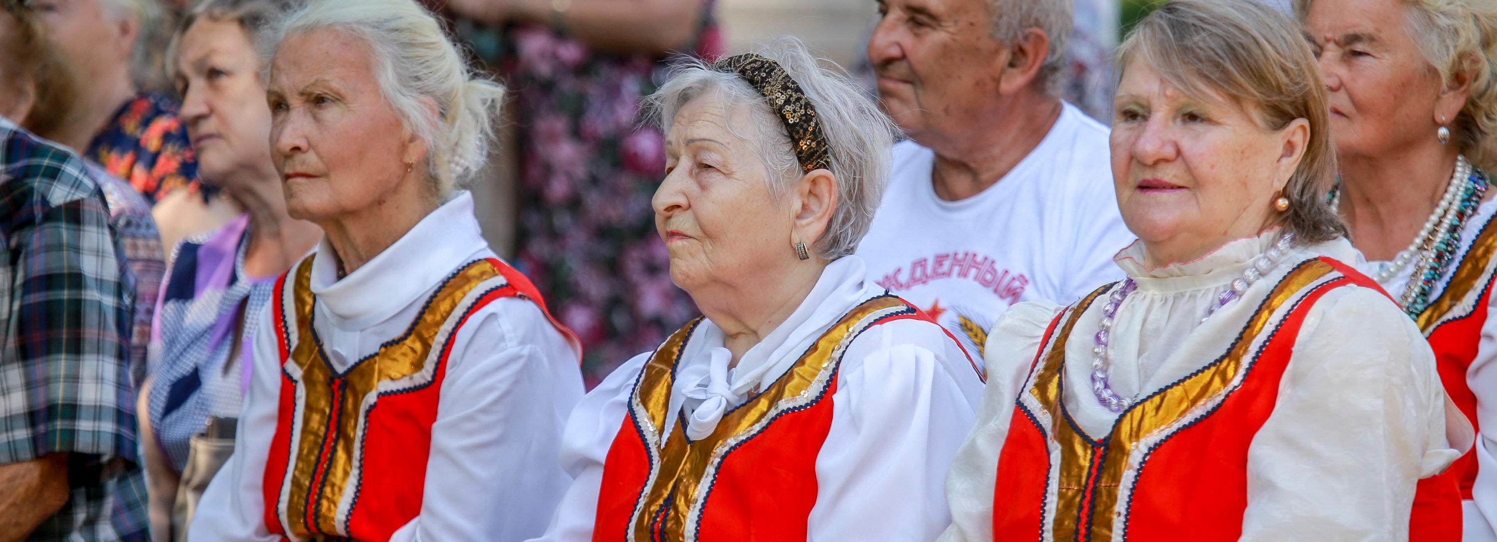 Мини-вечеринки под гармонь устраивают в Декаду пожилых в Новосибирске