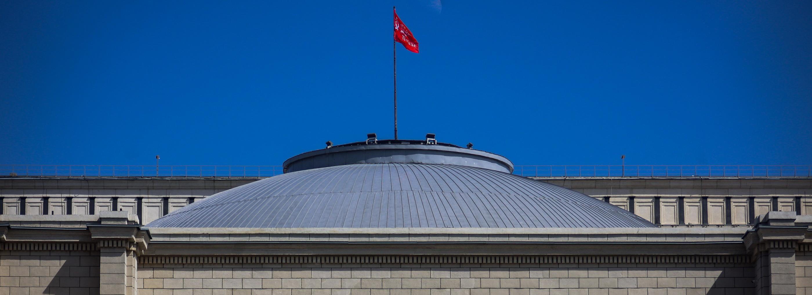 Знамя Победы водрузили на куполе новосибирского оперного театра