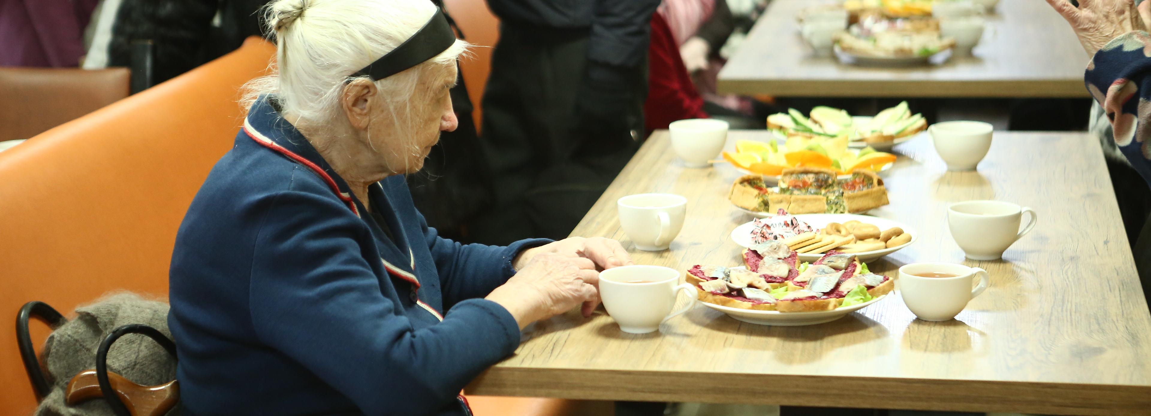 «Добродомик» у метро «Красный проспект» открыли фуршетом с селёдочкой