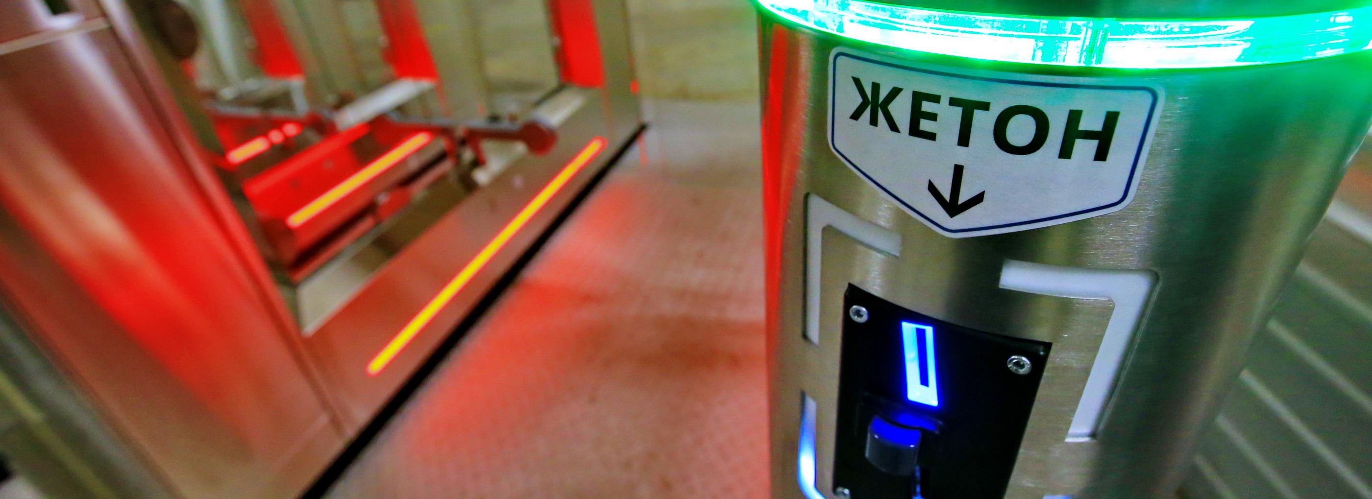 В метро на площади Ленина установят новые турникеты со створками