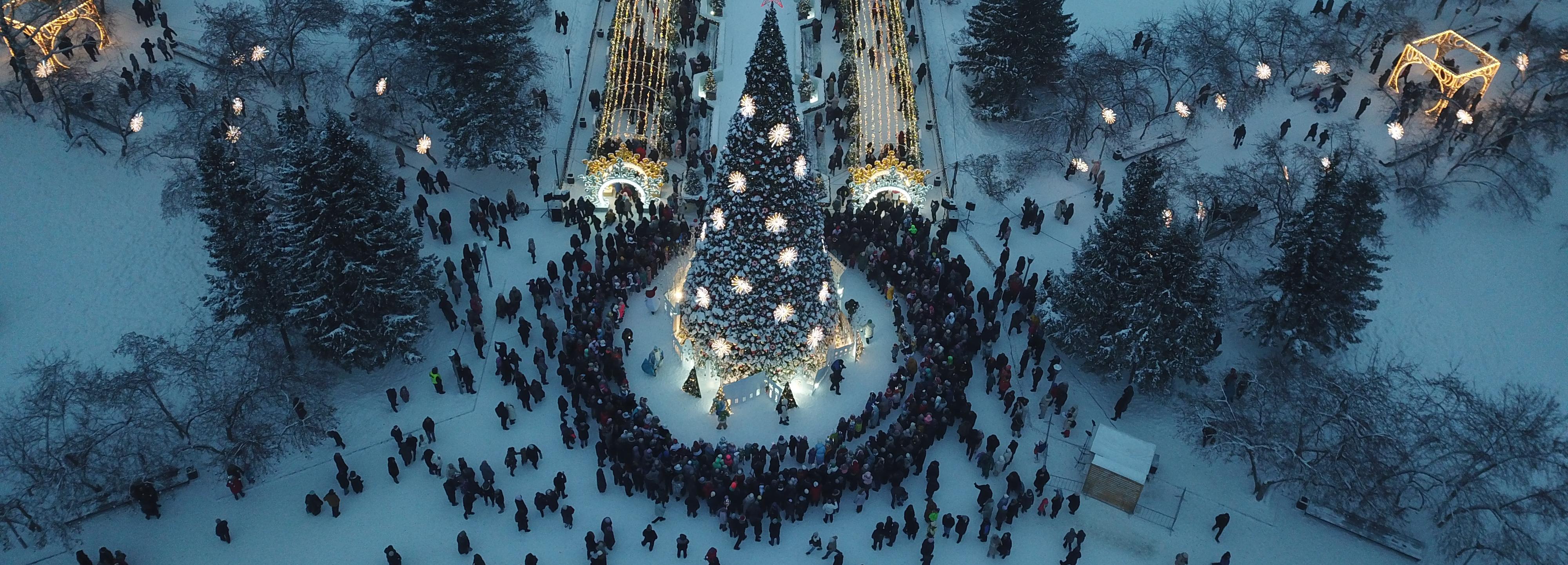 Всероссийский хоровод устроили возле ёлки в Театральном сквере
