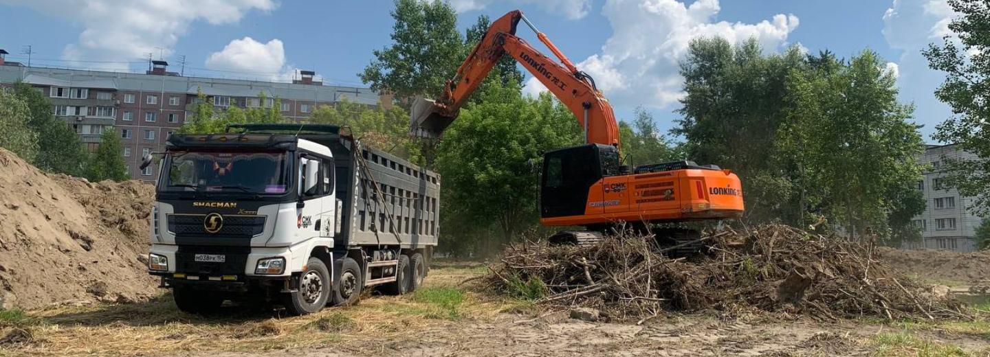 Снос аварийных деревьев завершают в сквере на Демакова