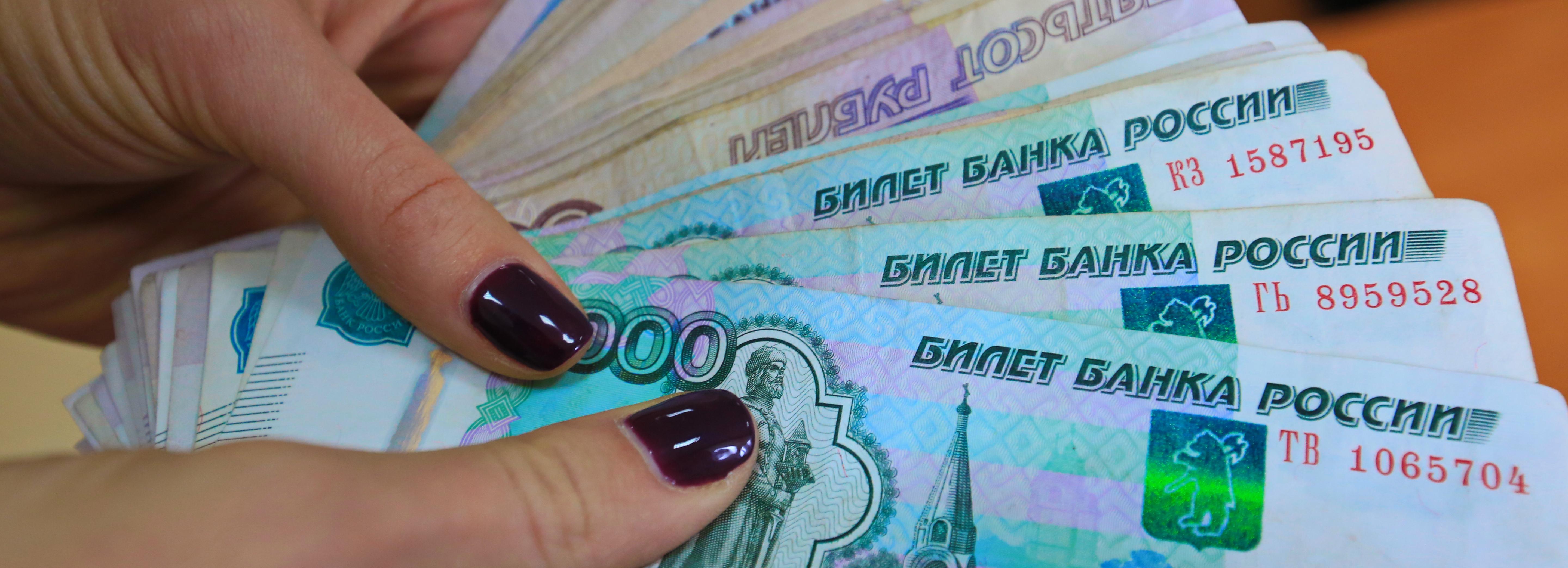 Гражданку Казахстана не пустили домой из-за долга в 60 000 рублей