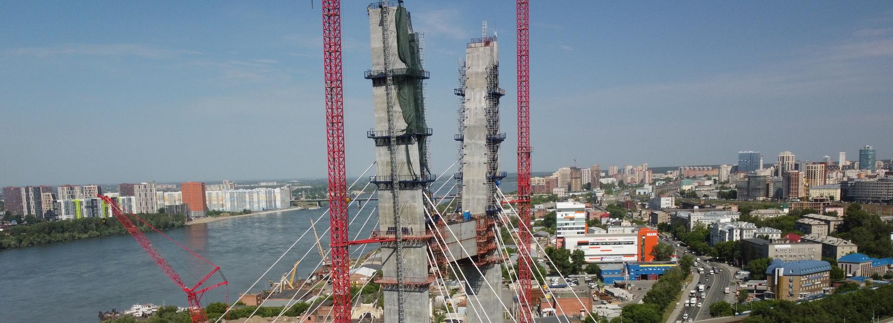 Как альпинисты-маляры красят пилон четвёртого моста — смотрим с дрона