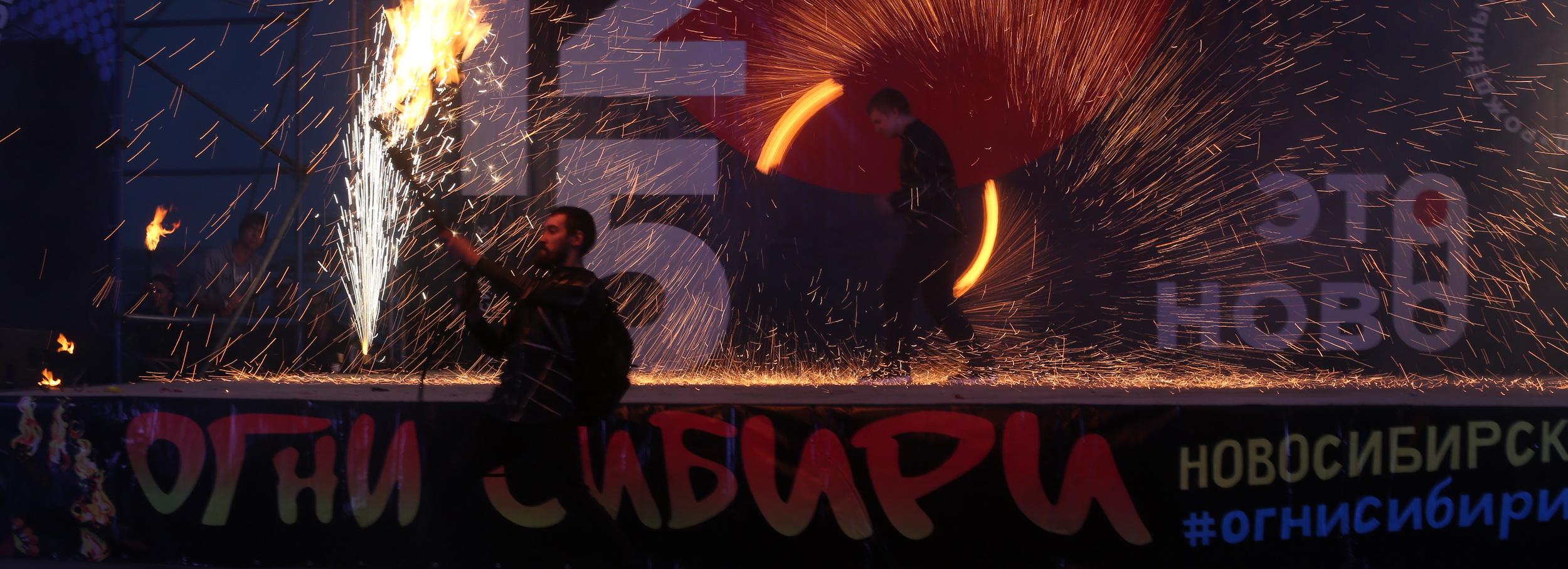 «Огни Сибири»: на Михайловской набережной «зажгли» факиры-виртуозы