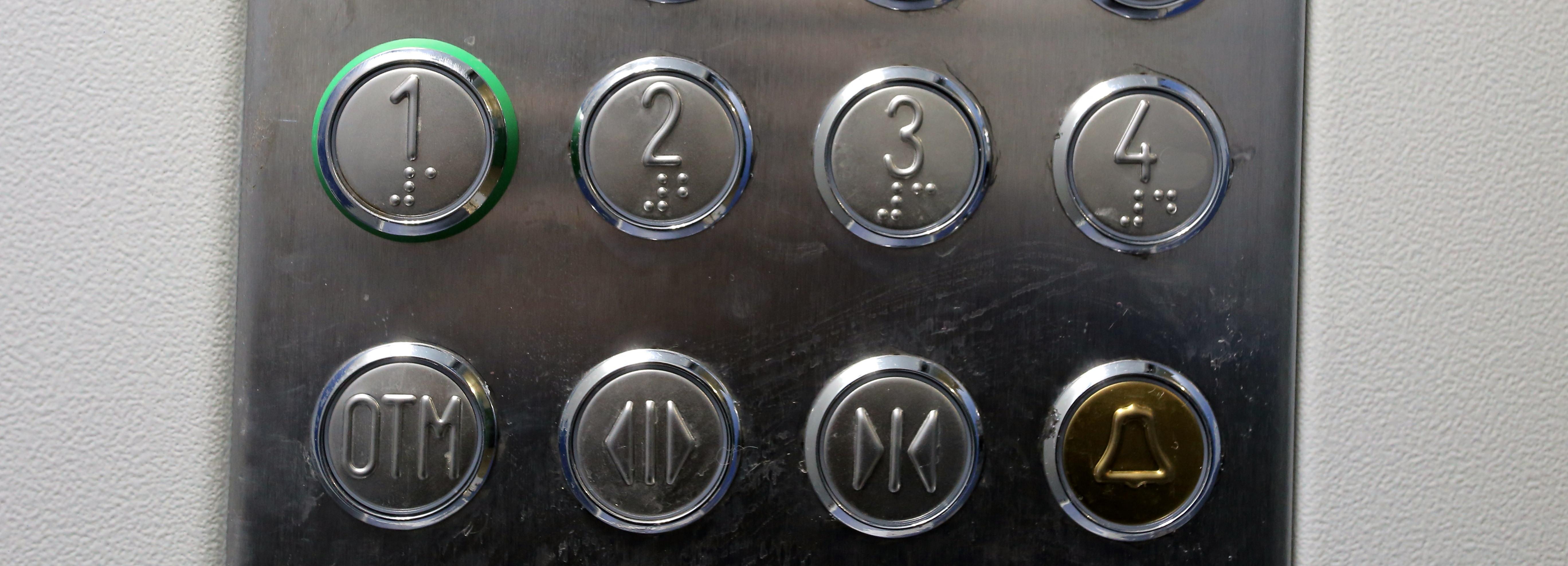 Спасатели помогли школьнику-астматику выбраться из лифта в Новосибирске