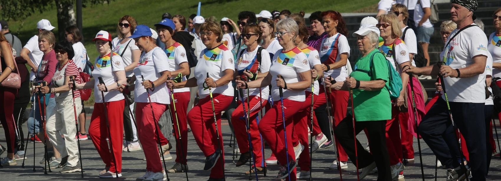 100 жителей Первомайки вышли на занятия скандинавской ходьбой