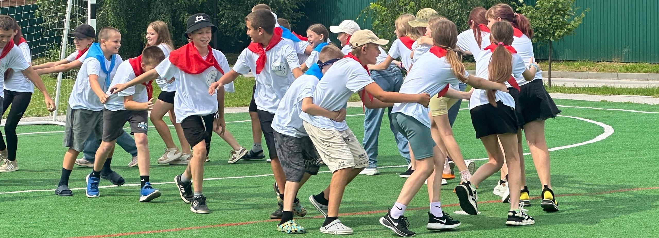 Дети из ЛНР отдыхают в новосибирских лагерях: за лето примут 500 ребят