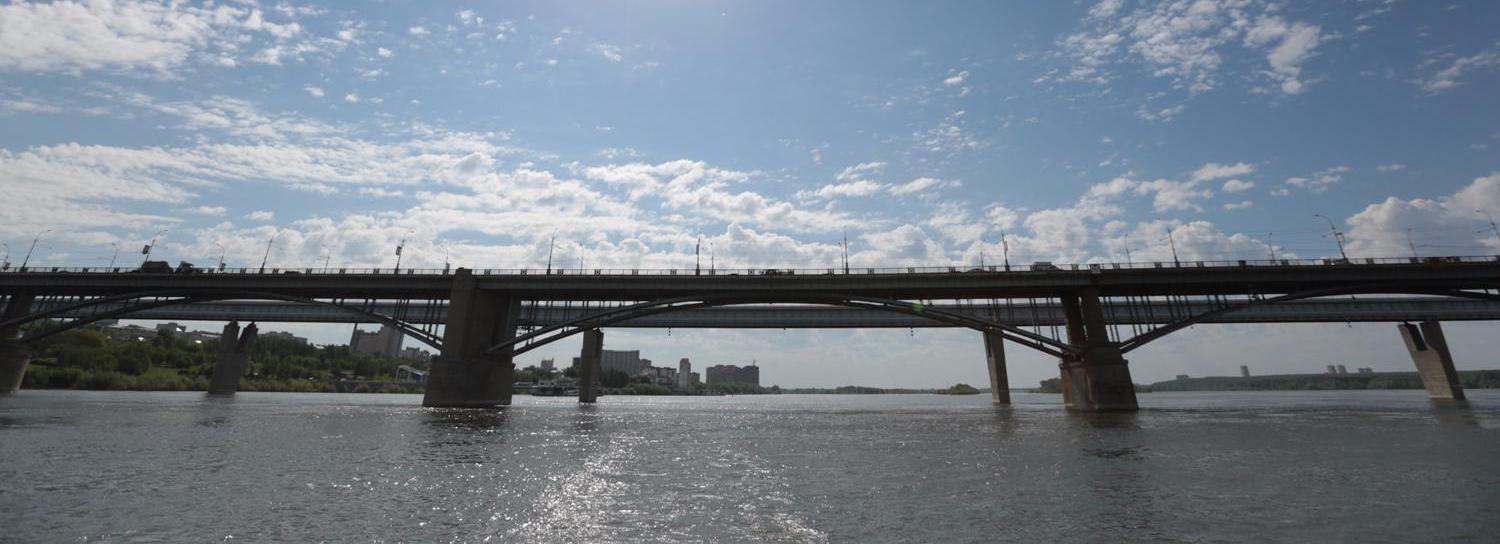 Плывущий по Оби чёрный седан заметили новосибирцы