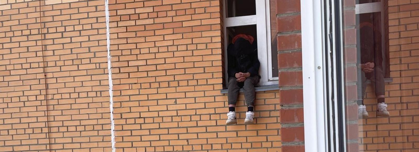 Спасатели сняли «зависшего» мужчину с окна 8-го этажа в Новосибирске