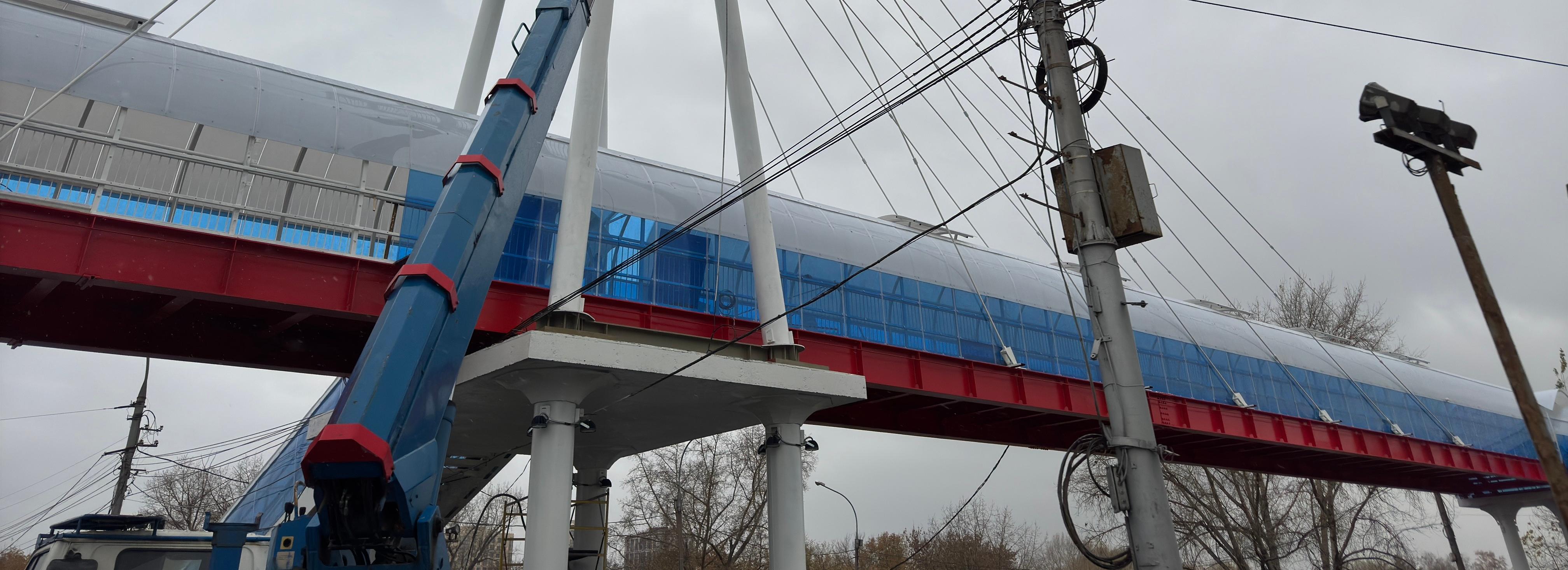 На мосту у Лесоперевалки подлатали ступени и меняют поликарбонат