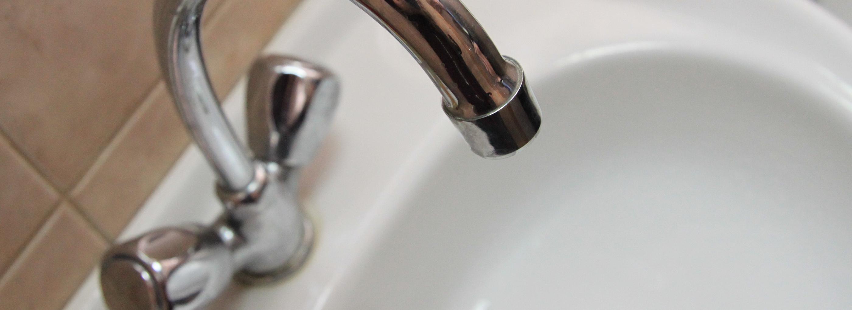 Что делать новосибирцам, если из крана потекла зелёная вода