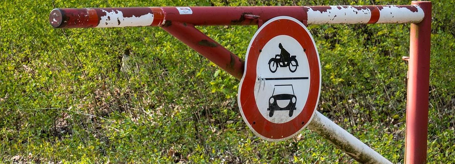 Шлагбаум сорвали недовольные жители у себя во дворе в Новосибирске