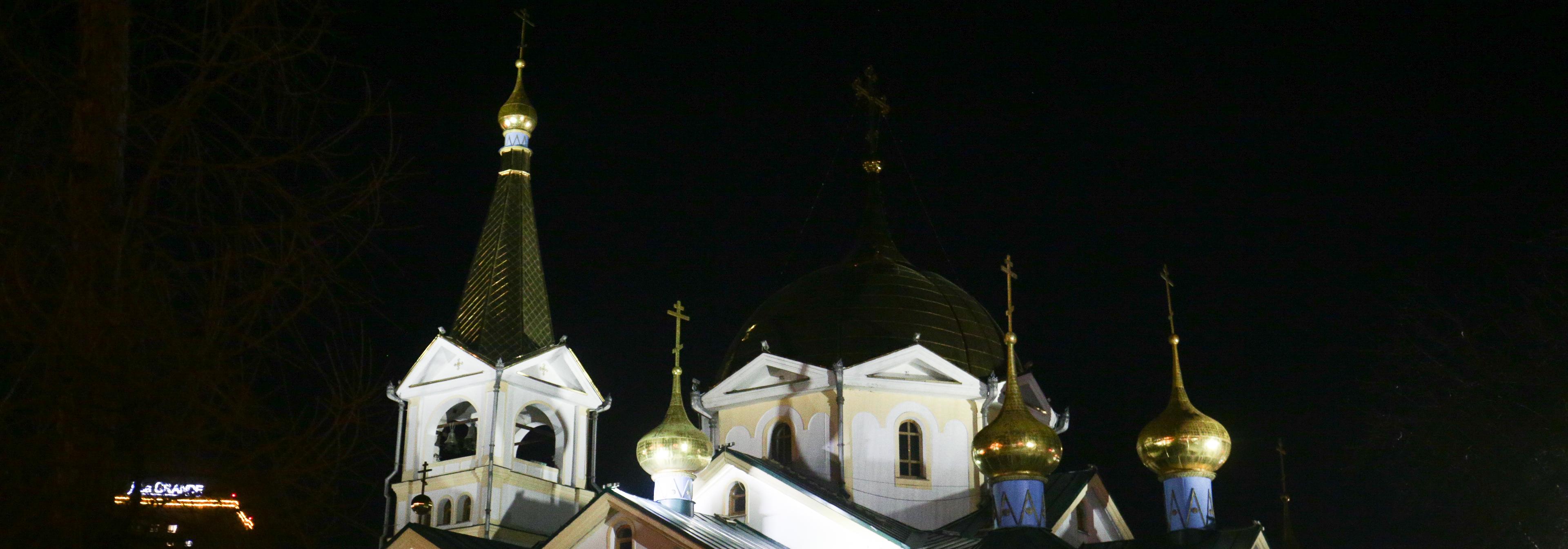 Новосибирцы пришли встречать Пасху у запертых ворот Вознесенского собора