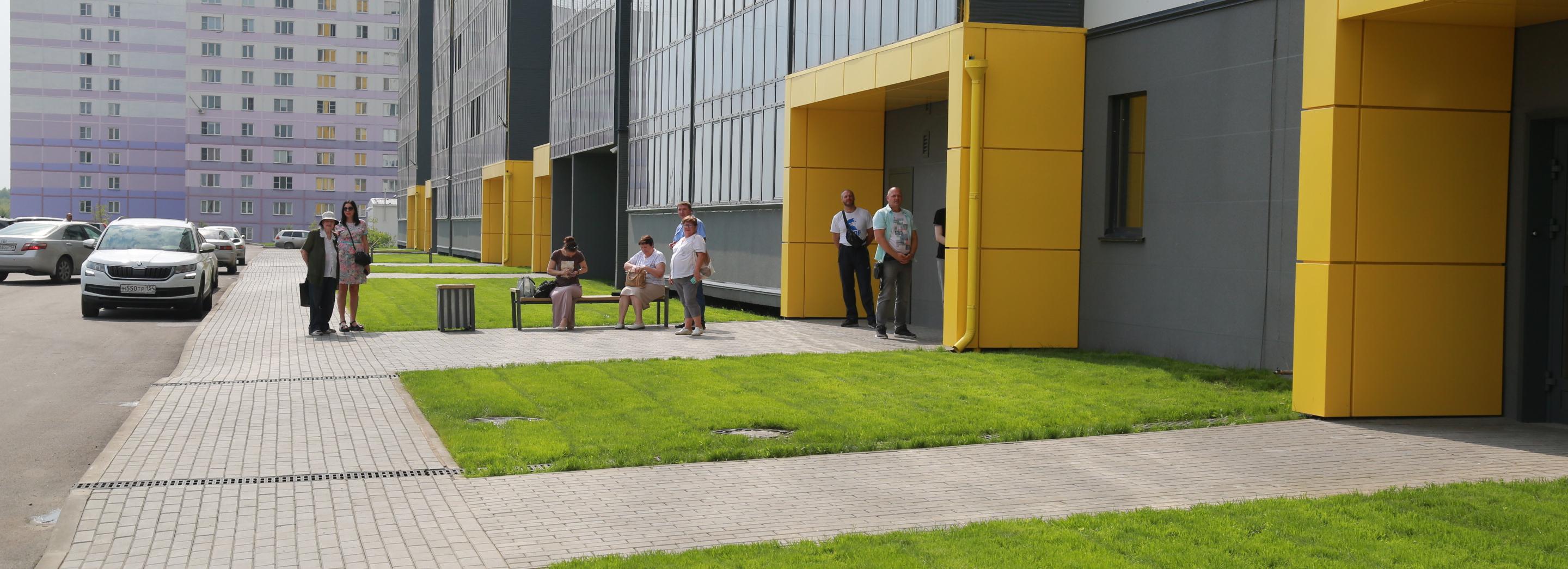 Жильцы ветхих домов получили квартиры в новостройке у озера на Бронной