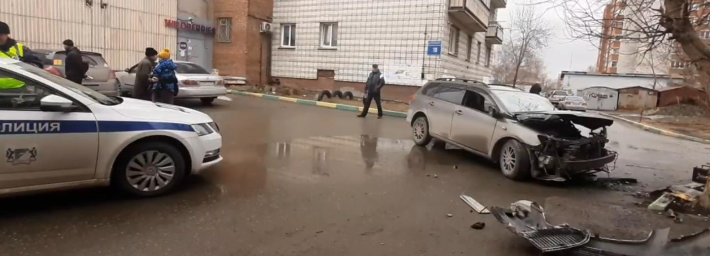 «Тойота» впечаталась в дерево на левом берегу — есть погибший