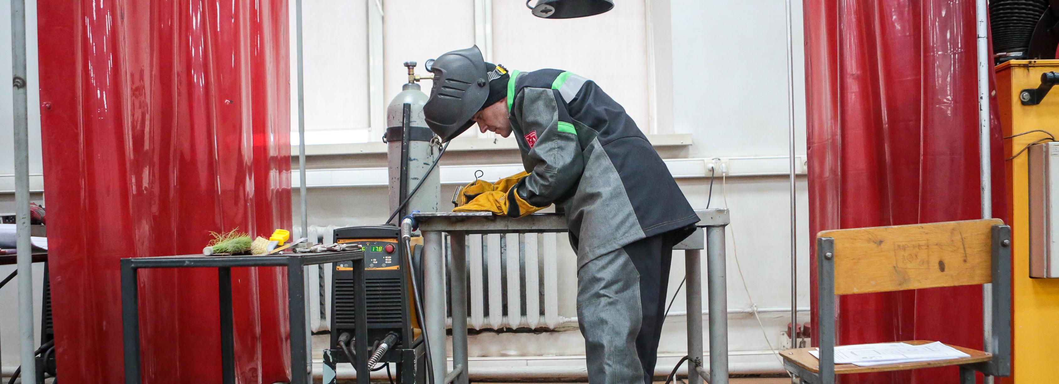 Сейф-копилка без дефектов: конкурс сварщиков прошёл в Новосибирске