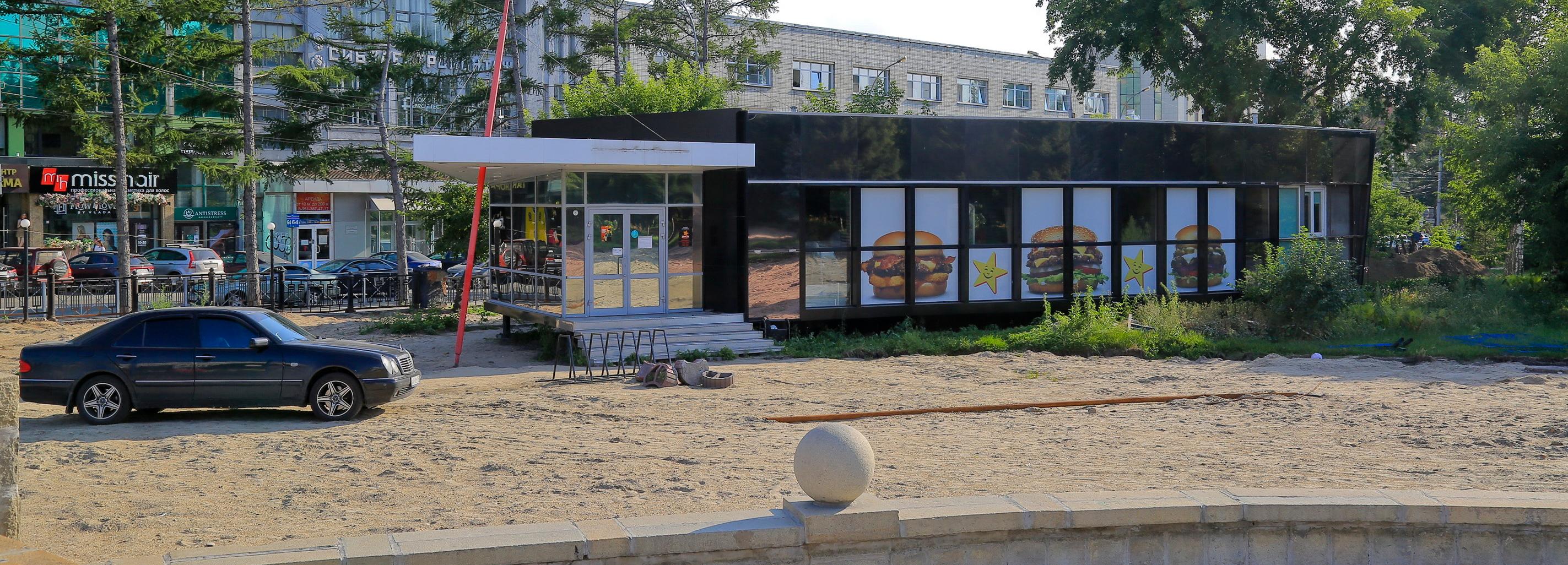 Стеклянный ресторан начали сносить у фонтана в Первомайском сквере