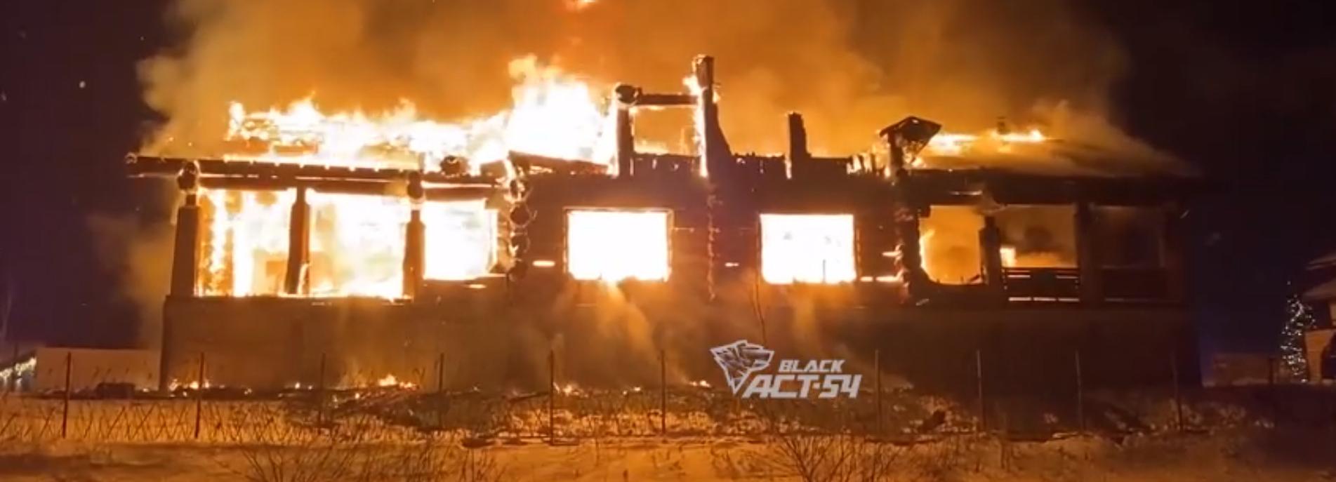 Двухэтажный банный комплекс сгорел ночью в Новосибирске