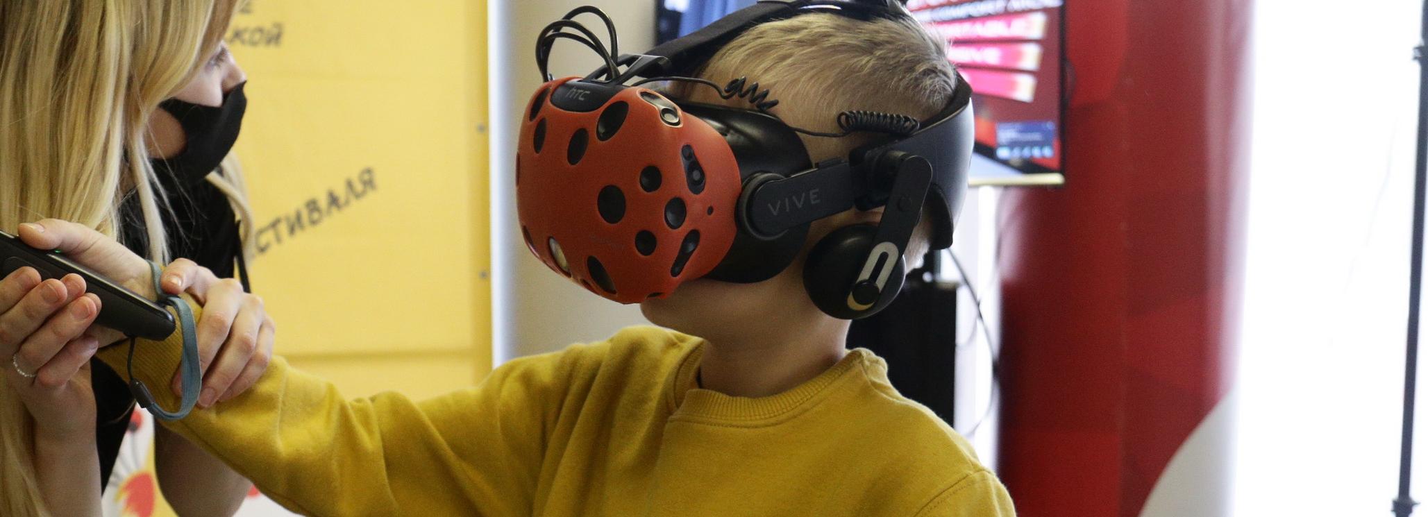 VR-очки и интерактивный пол помогают детям-инвалидам в Новосибирске