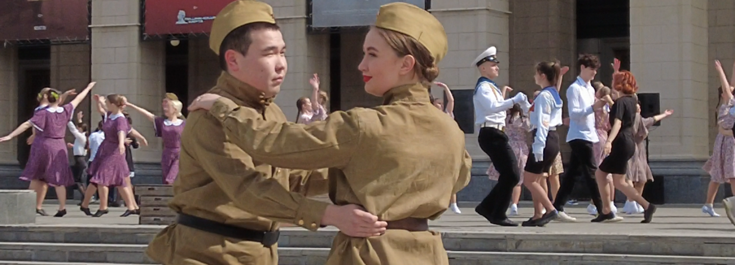 Полторы сотни пар закружились в вальсе перед НОВАТом