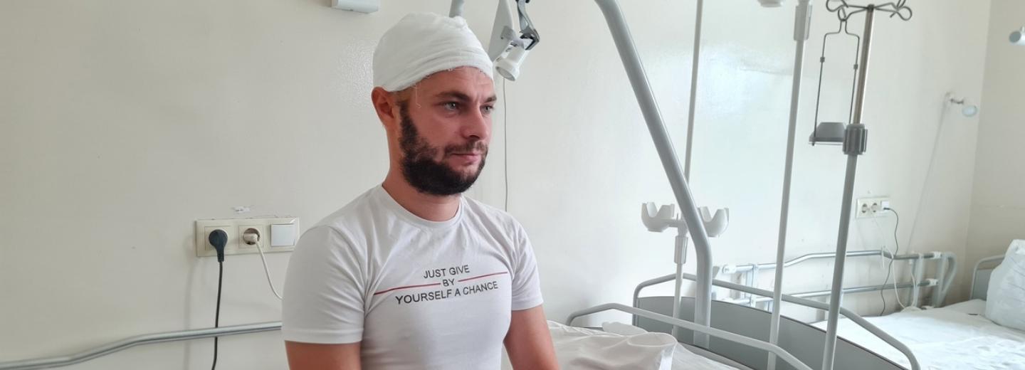 Нейрохирурги закрыли платиновой пластиной мозг раненого бойца СВО