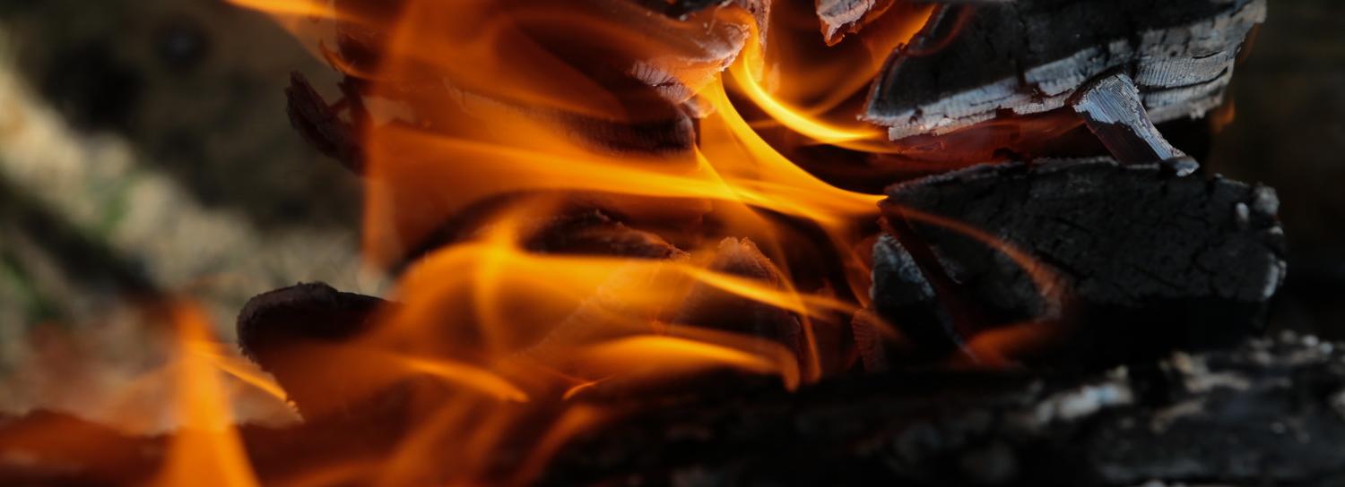 Не курить в постели и чистить дымоход: как избежать пожара в доме