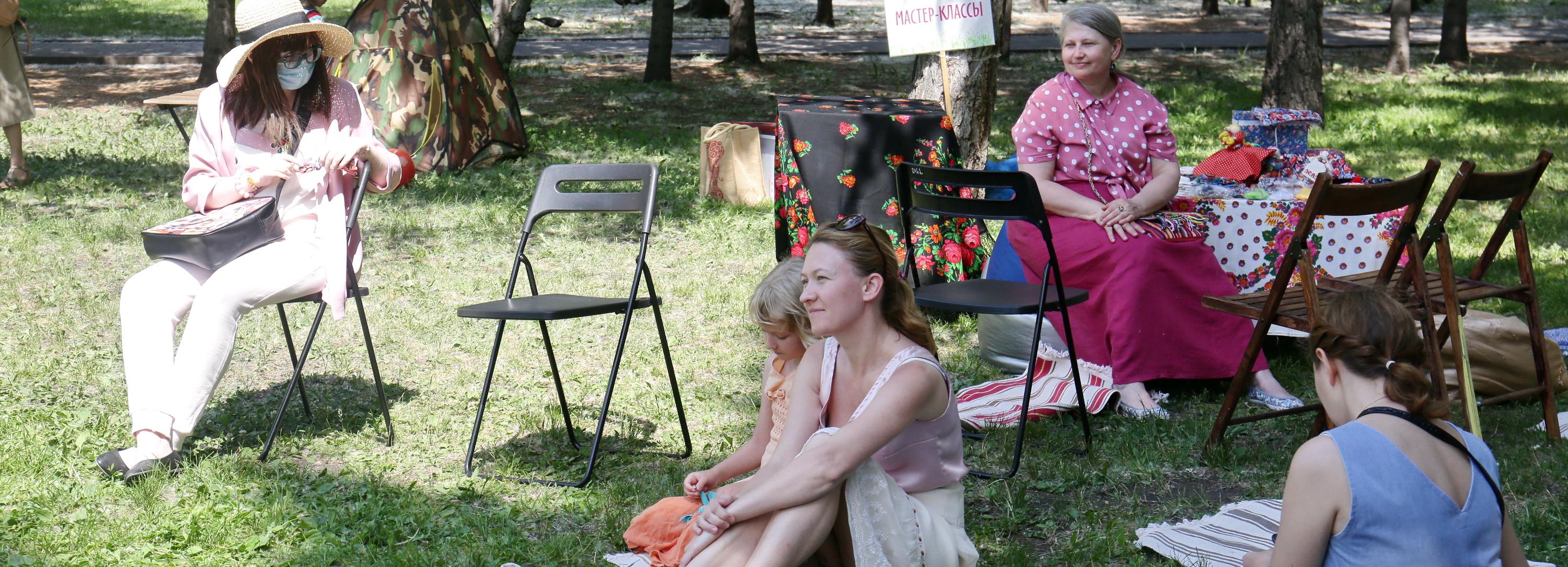 Афиша выходных: вечер на крыше, кино на балконе и библиотека у фонтана