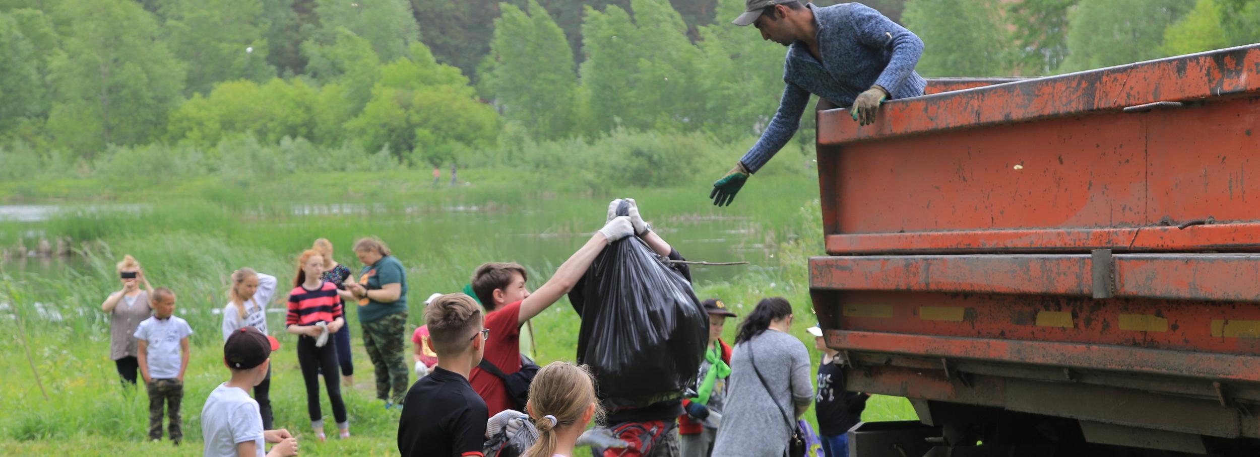 Гору покрышек выгребли из Соснового бора у спорткомплекса «Север»