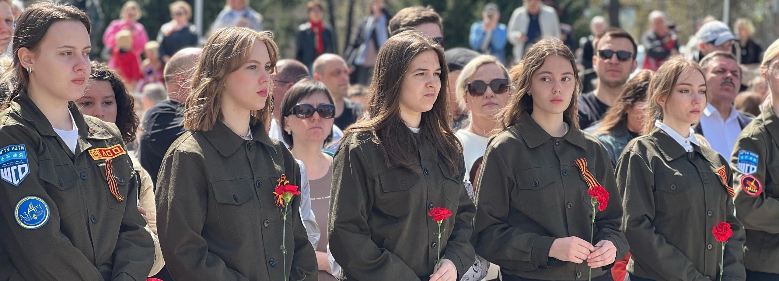 Сотни горожан возложили цветы к Монументу Славы в благодарность за Победу