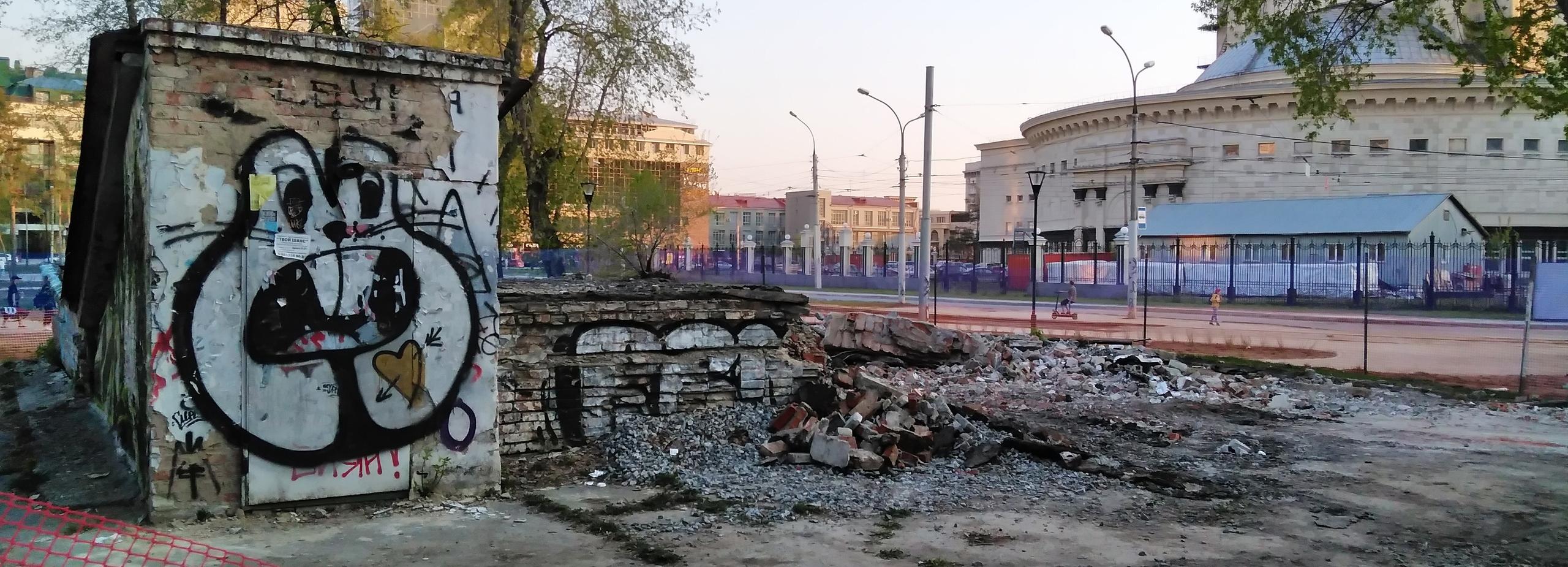 Сносить туалет начали в сквере за оперным театром в Новосибирске