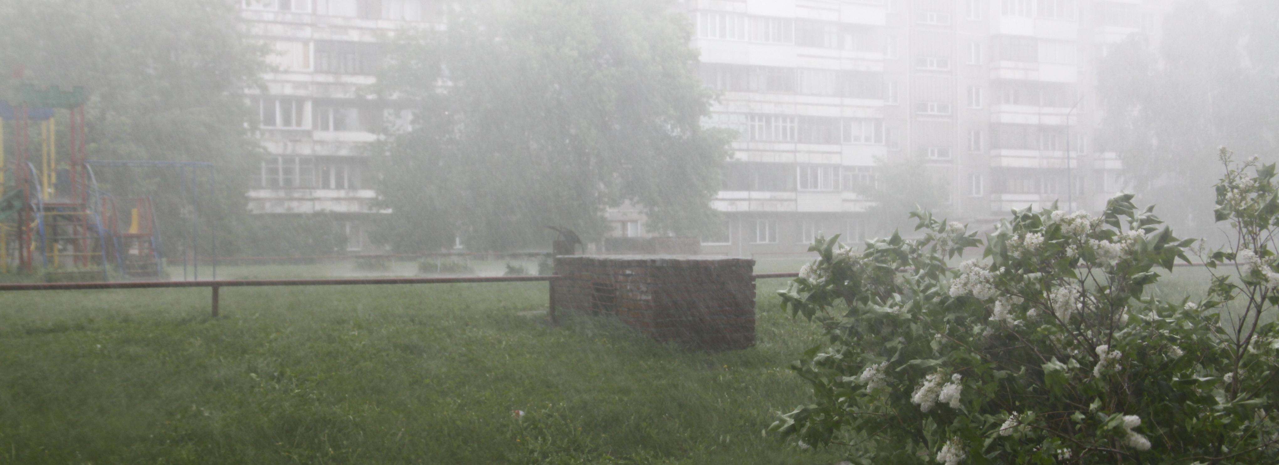Мощный ливень с градом накрыл правобережье в Новосибирске