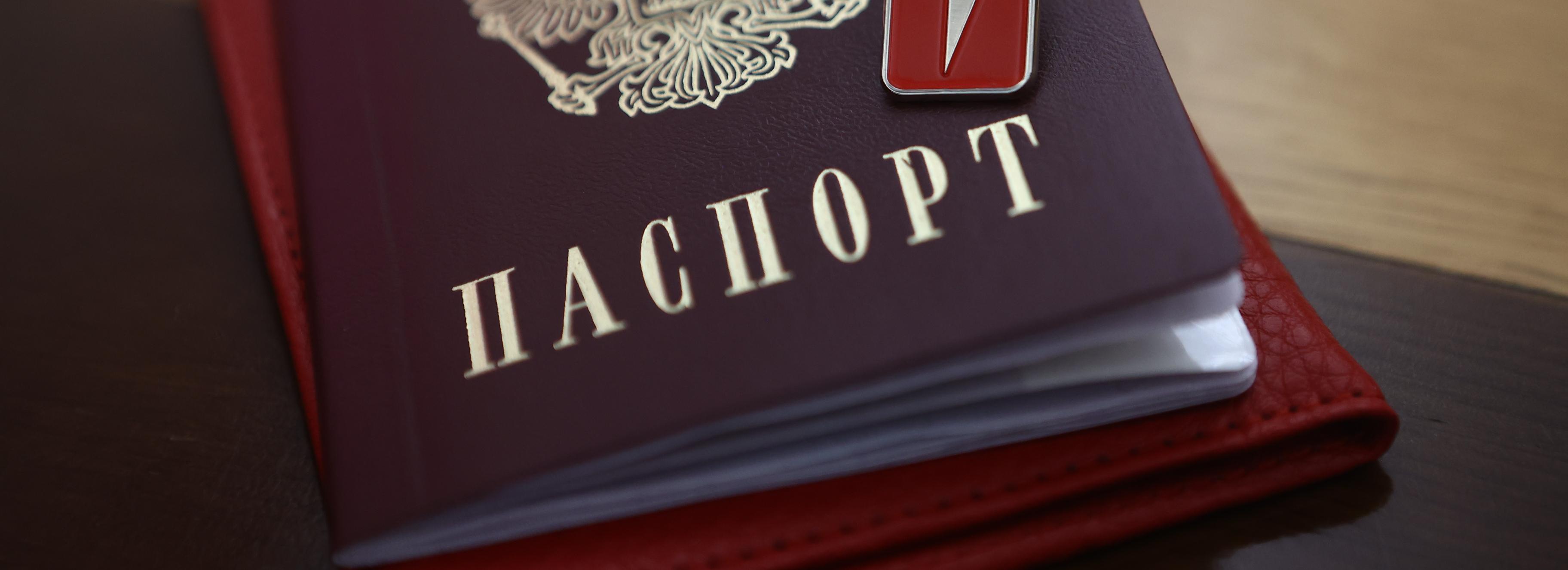 50 юных новосибирцев получили первые паспорта в большом зале мэрии