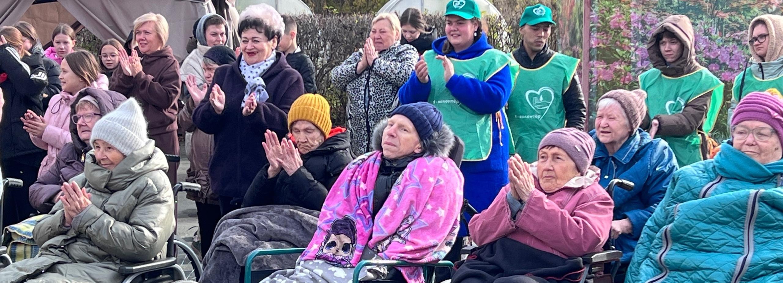 Школьники нашли общие интересы с постояльцами Дома милосердия