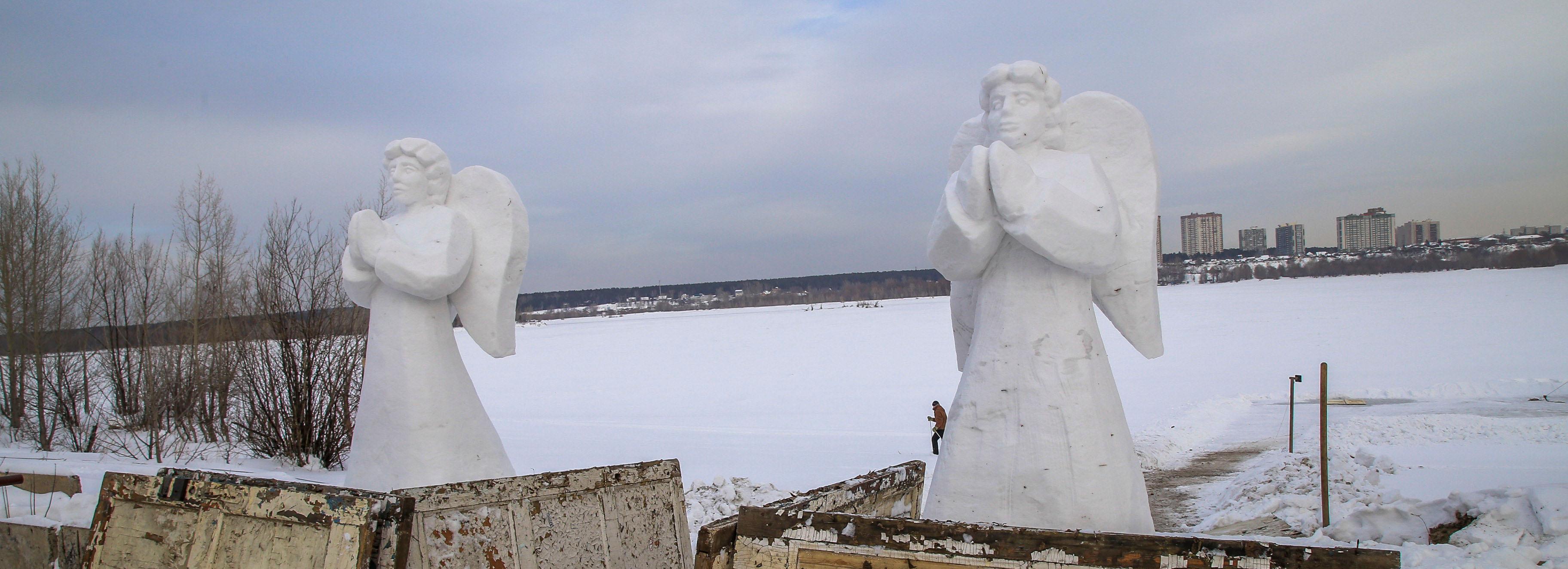 Ледяной крест и фигуры ангелов вырезали у крещенской купели на Затоне