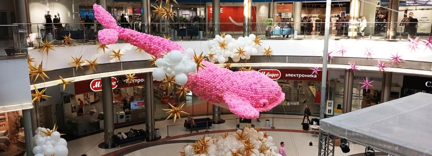 10-метрового розового кита подвесили под куполом «Сибирского молла»