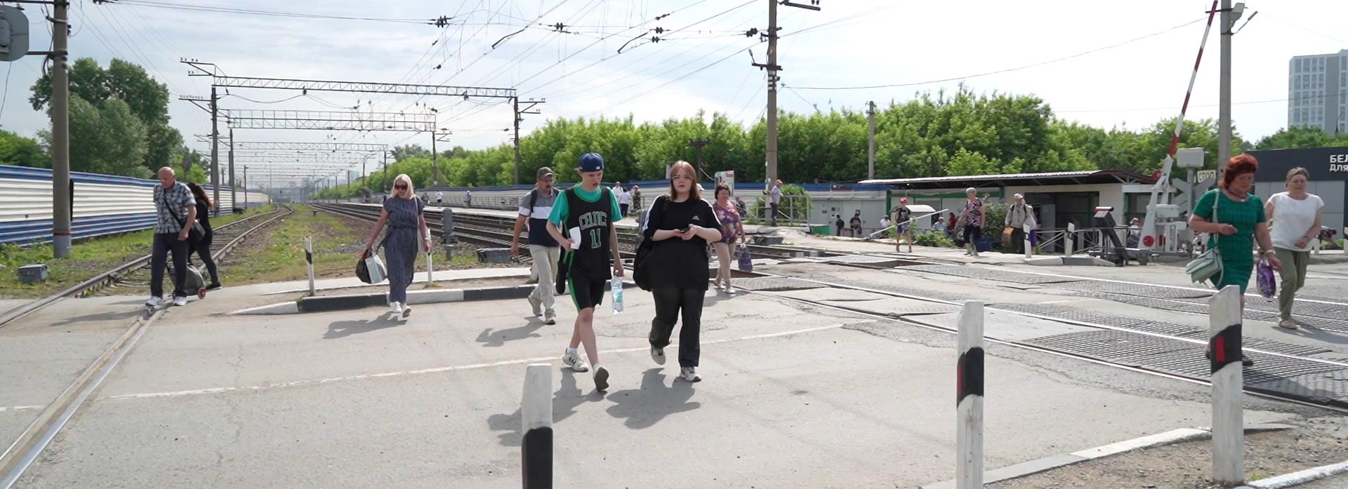 Берегись поезда: о резонансных инцидентах на переезде рассказали в ЗСЖД