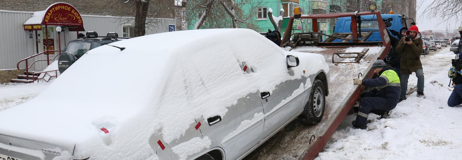 Работает эвакуатор: у школы на улице Белинского запретили парковку