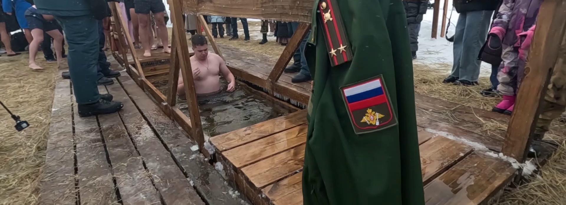 Новосибирские ракетчики дружно окунулись в прорубь на Жемчужине Сибири