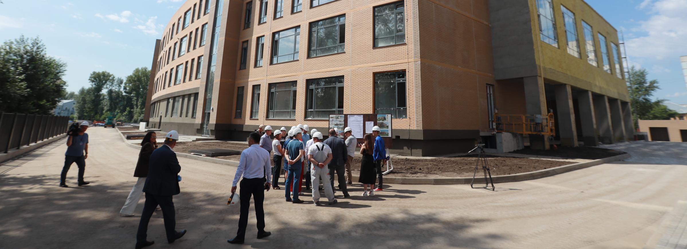 Школу с витражными стёклами на Авиастроителей откроют этой осенью