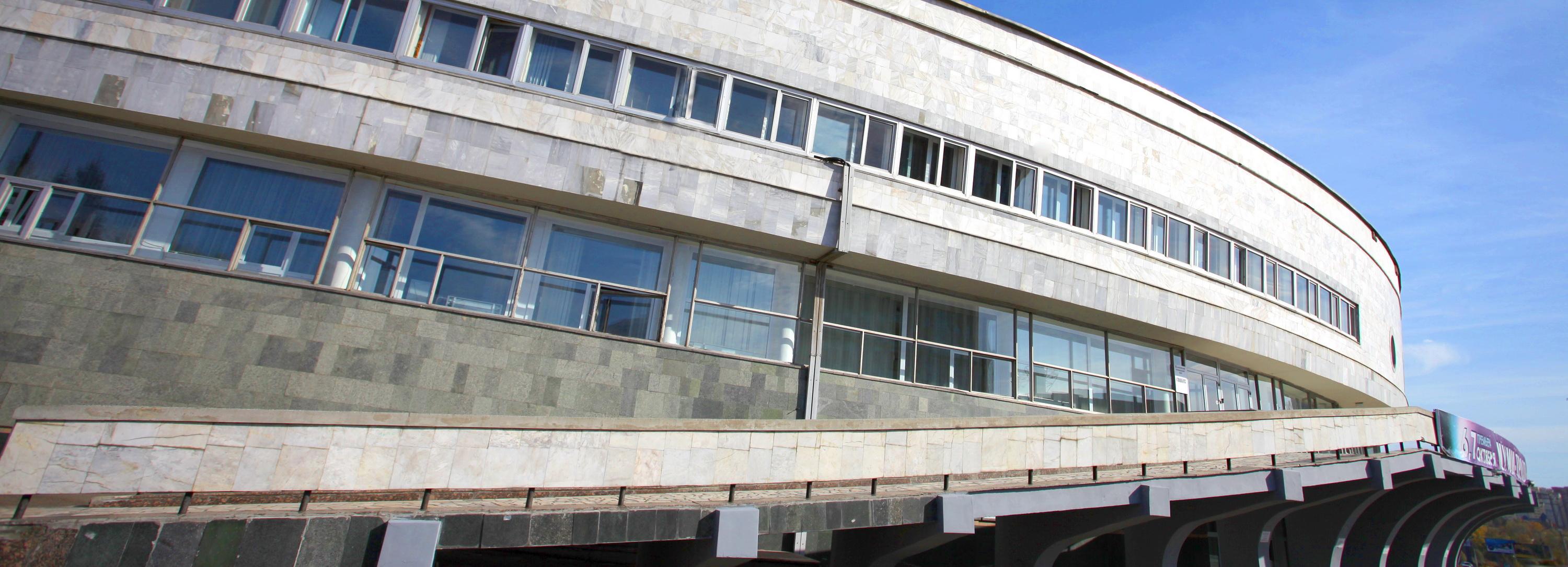 Шинель из повести Гоголя превратили в девушку на сцене «Глобуса»