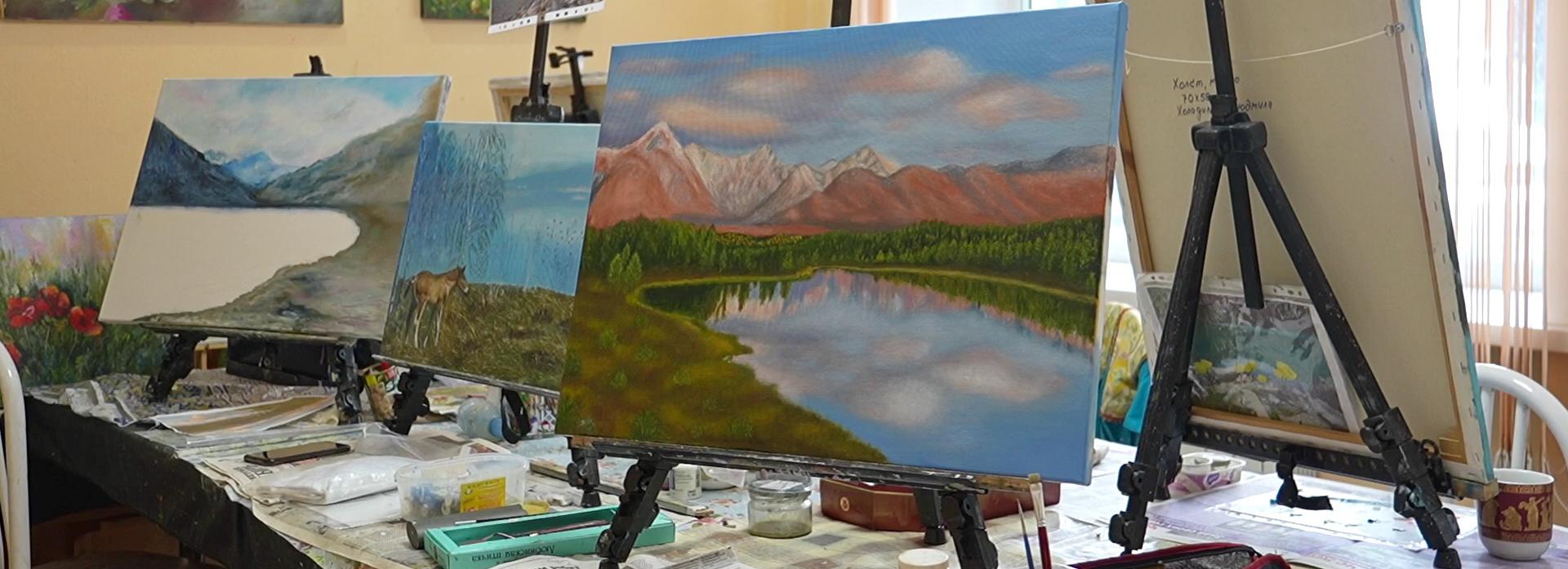 Рисовать шикарные картины для выставок учат пенсионеров в Новосибирске