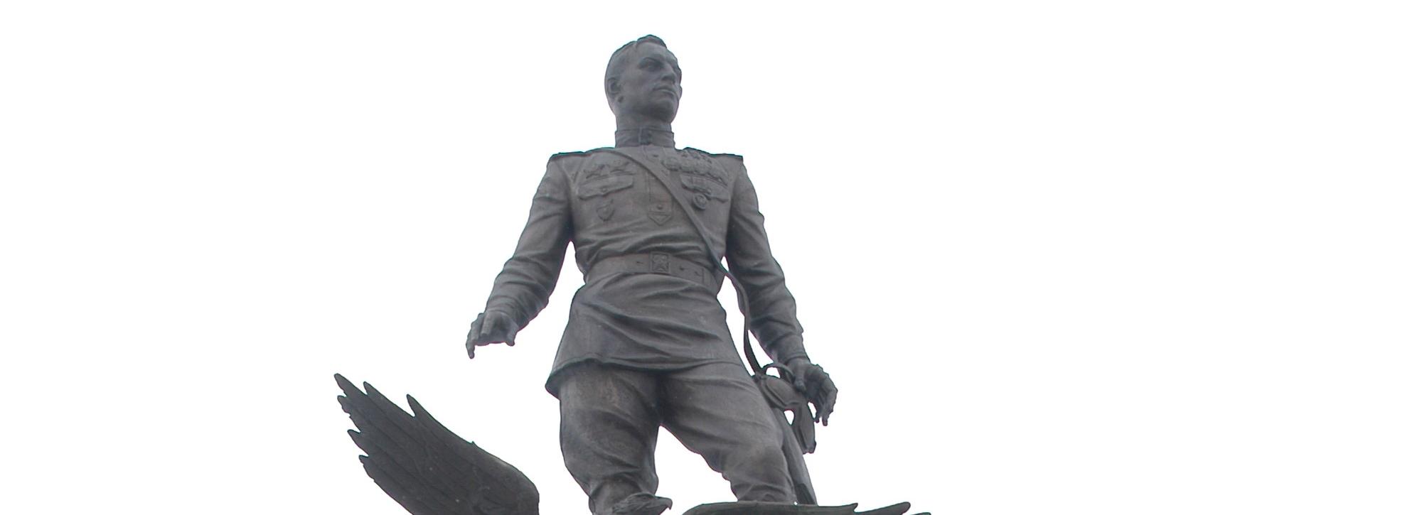 Герою здесь не место: зачем переносить памятник Покрышкину