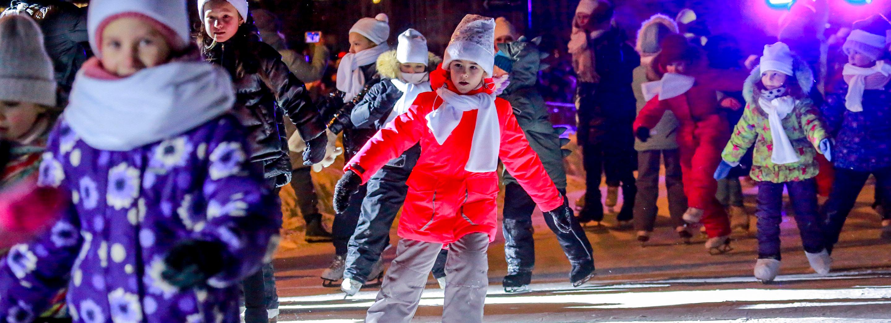 Сияющий гирляндами каток в Кировке бесплатно выдаёт коньки многодетным