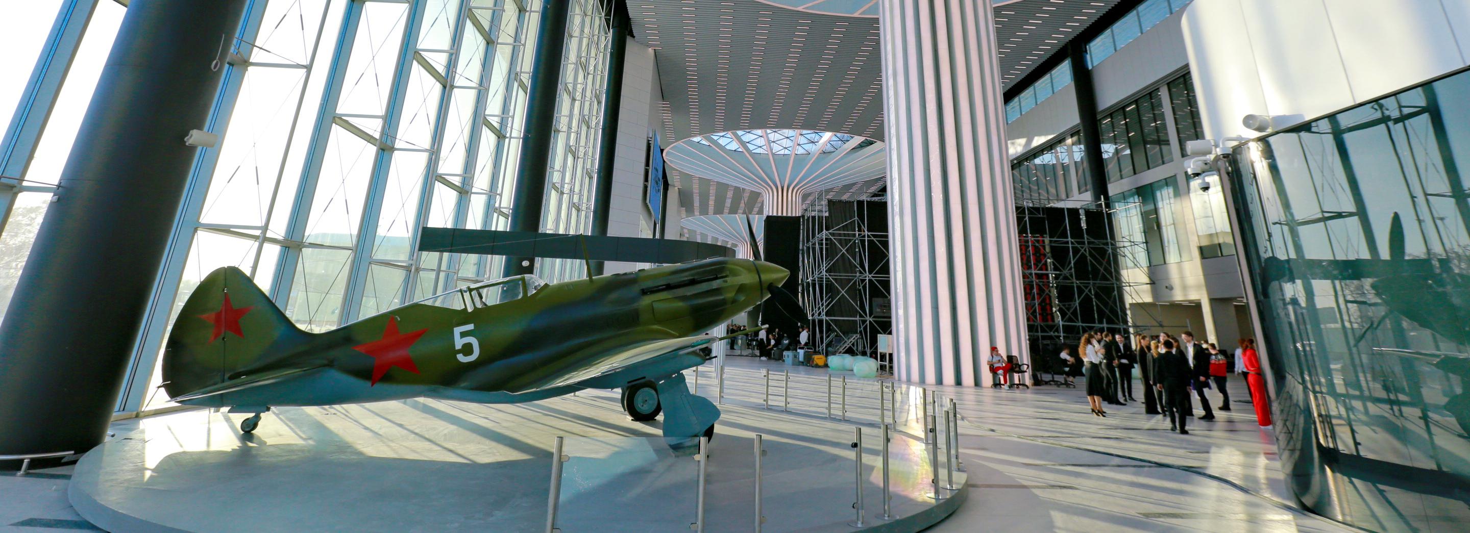 Новый терминал с футуристичными колоннами открыли в аэропорту Толмачёво