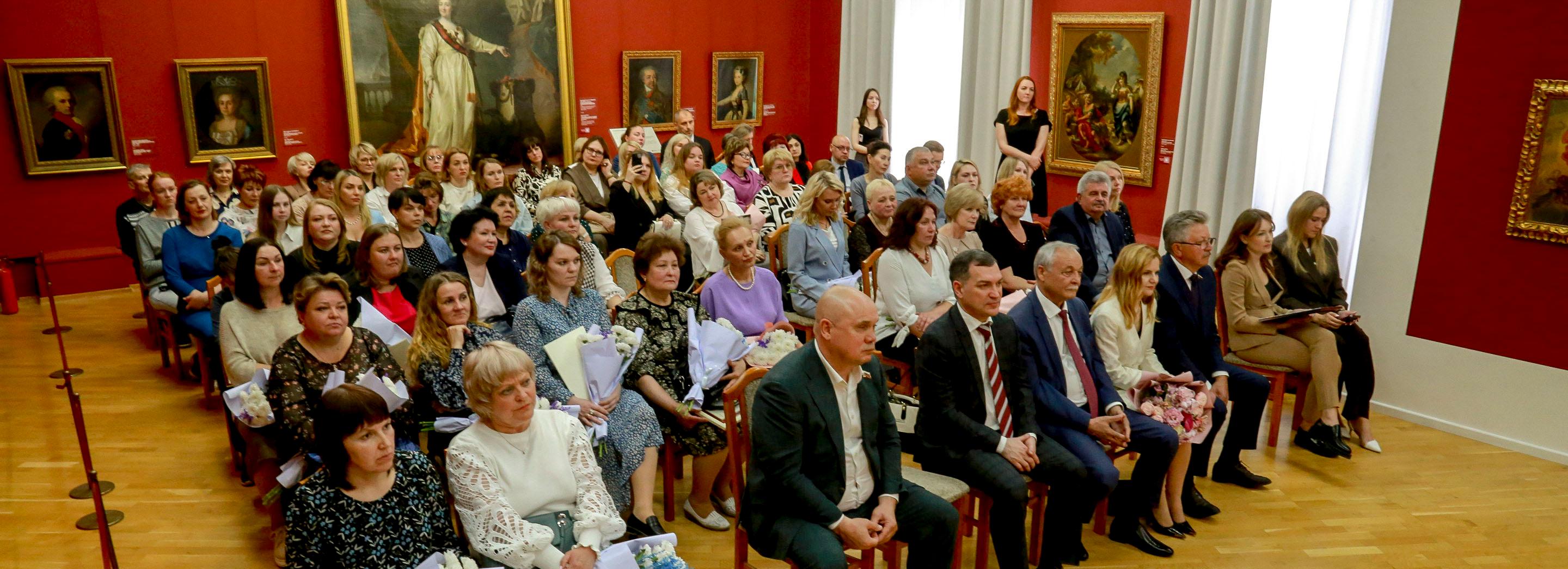 Лучшие соцработники Новосибирска получили награды от мэрии